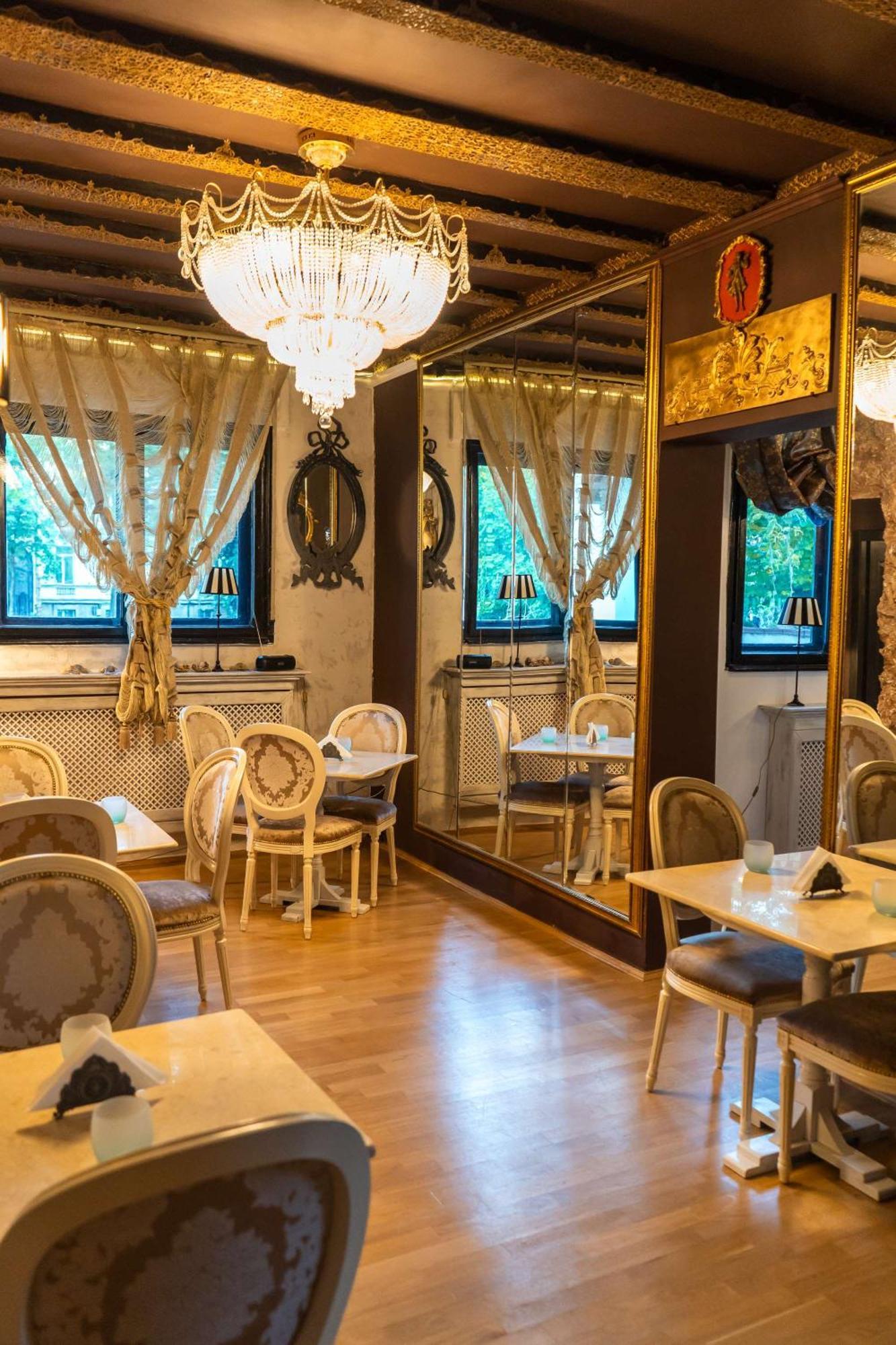 Conacul Coroanei Luxury Boutique Hotel Bucureşti
