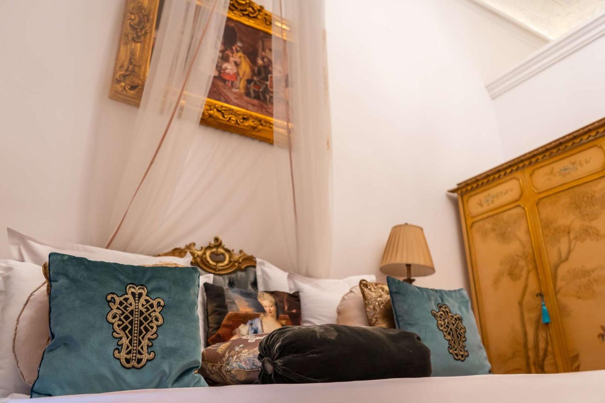 Conacul Coroanei Luxury Boutique Bucureşti