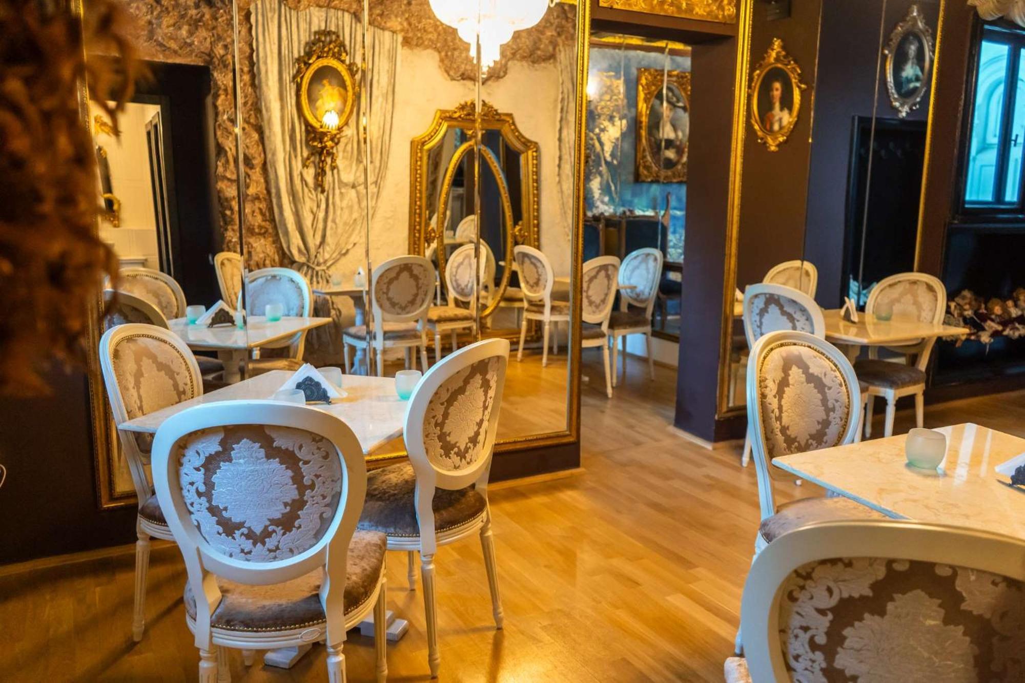 Conacul Coroanei Luxury Boutique Hotel Bucureşti